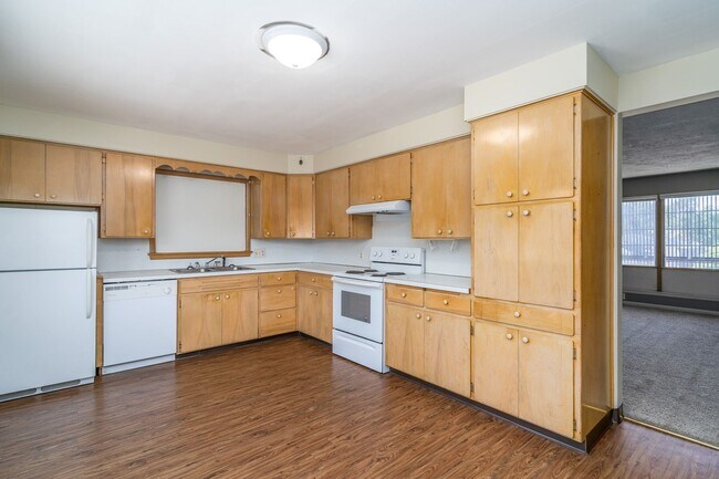 Building Photo - Private Residential Unit Above Deek's Pizza!