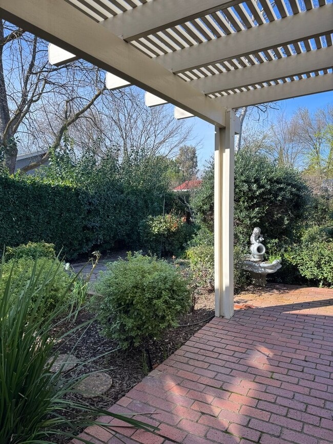 Building Photo - AVAILABLE NOW