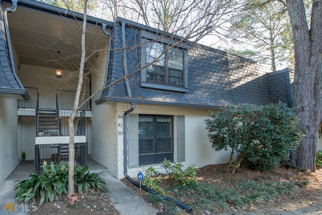 Foto del edificio - 82 Adrian Pl NW