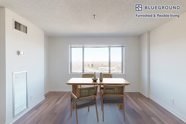 Building Photo - 2251 Pimmit Dr