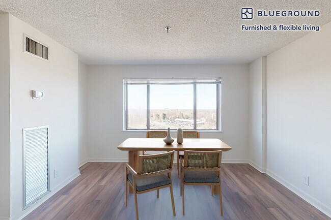 Building Photo - 2251 Pimmit Dr