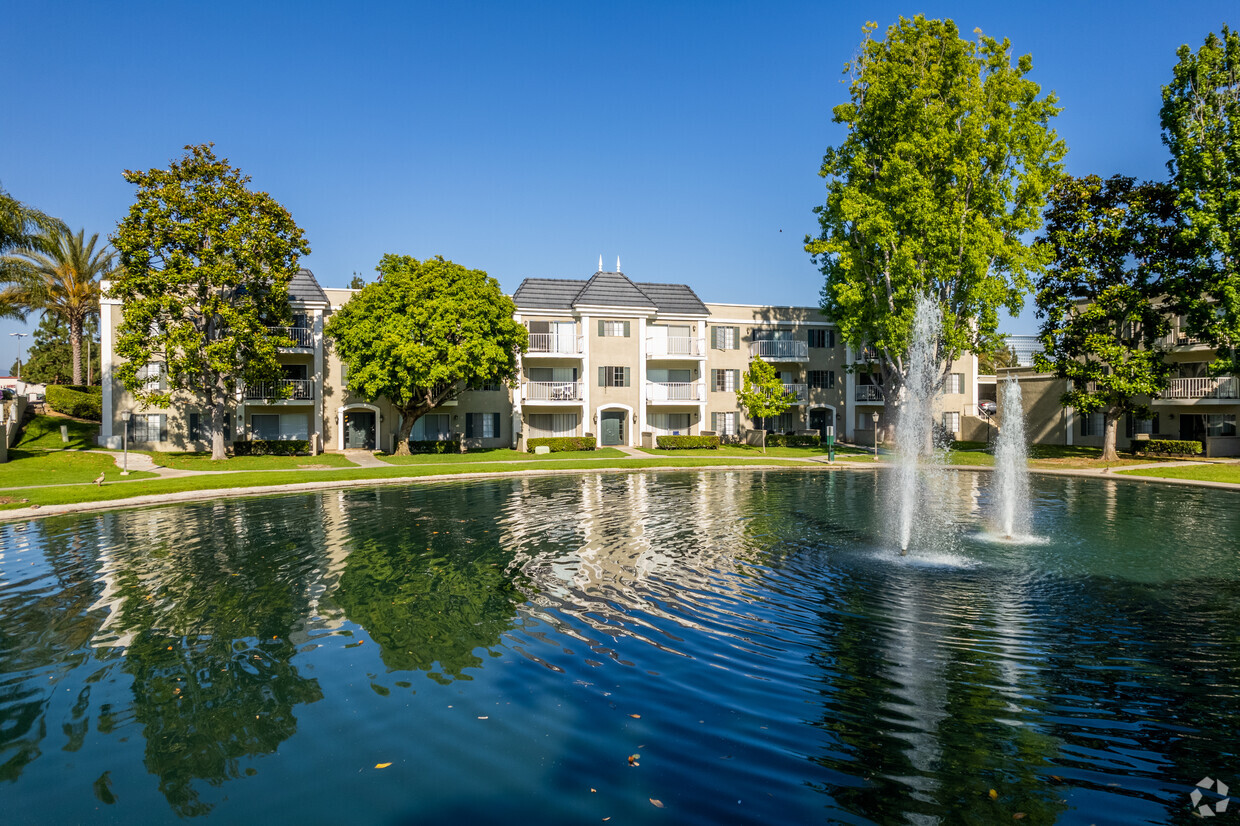 Foto principal - Versailles on the Lake Apartments