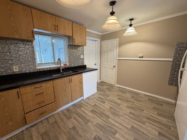 Building Photo - Lovely 3 Bedroom / 1 Bath for Rent - Section 8 Welcome