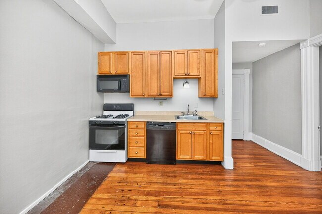 Building Photo - 215 E University Ave