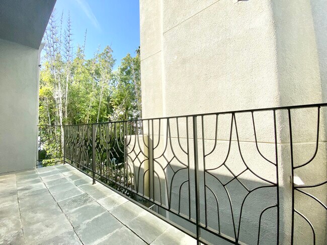Building Photo - 612 Huntley Dr. West Hollywood, CA 90069