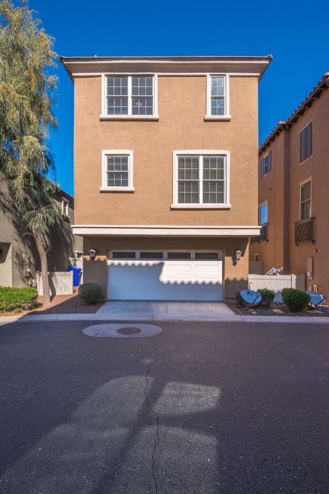 Building Photo - 1628 E Canyon Creek Dr