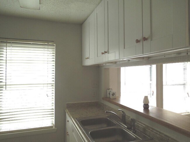 Building Photo - 16243 Beechnut St
