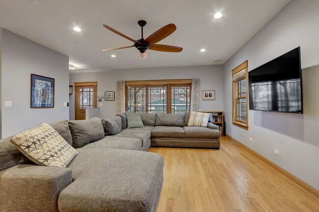 Building Photo - 2019 Darrow Ave