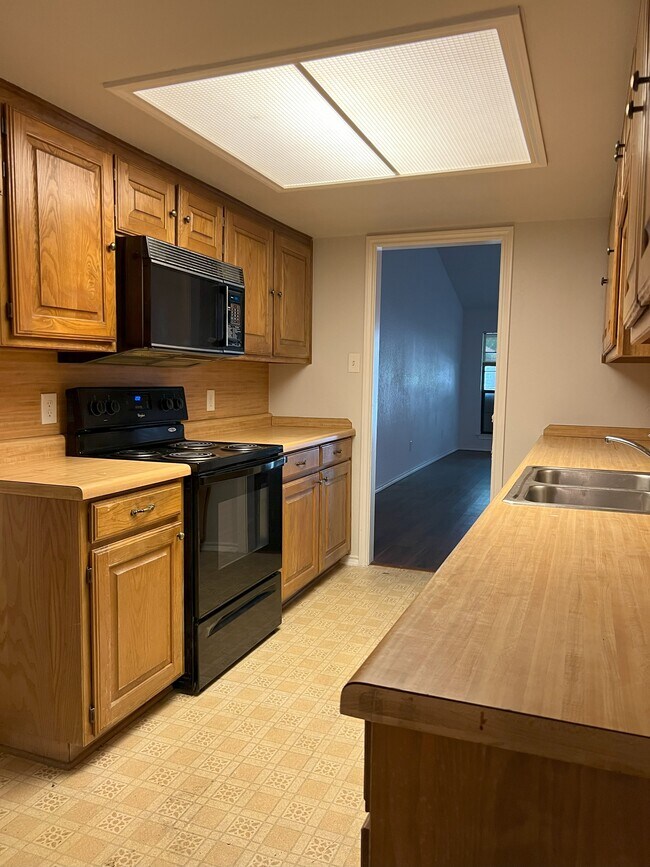 Building Photo - 4010 Garden Park Dr