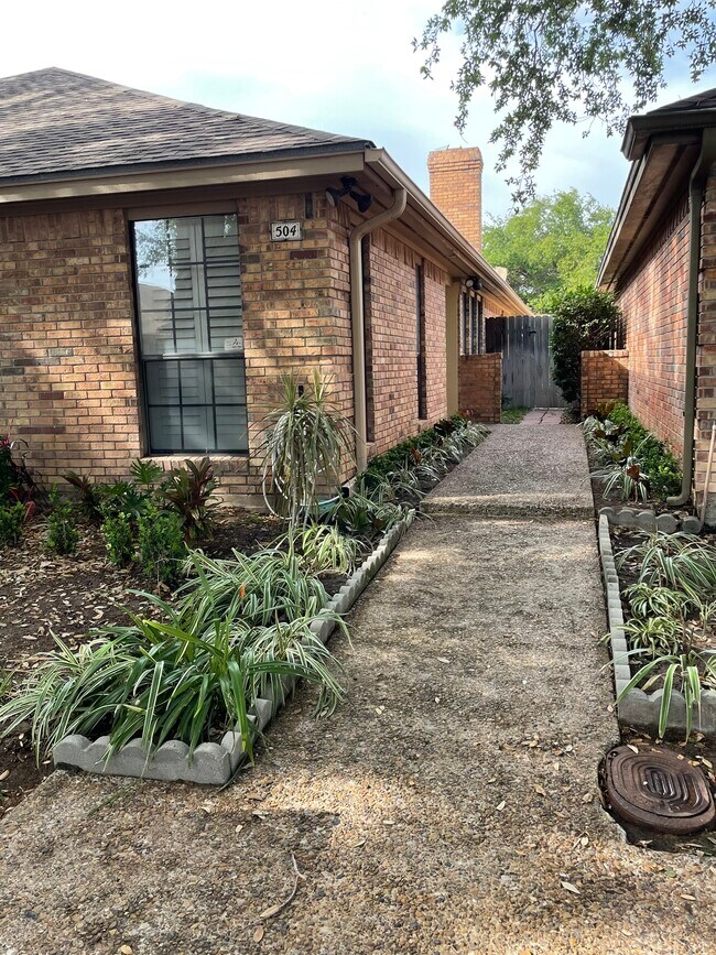 Private Front Door Access - 504 Zinnia Ave