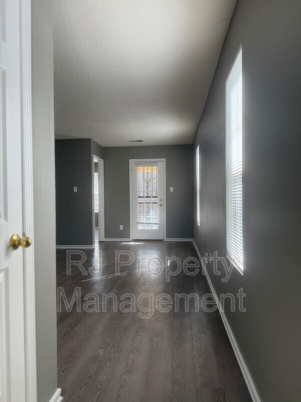 Foto del edificio - 4817 Royal Run Dr