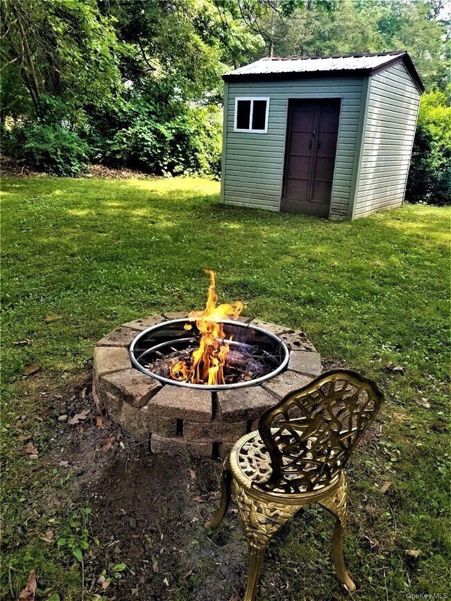 Foto del edificio - 406 Sepasco Center St