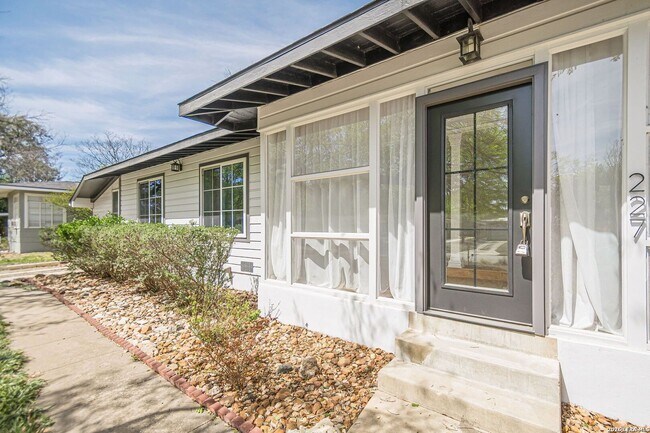 Foto del edificio - GORGEOUS 4-BEDROOM HOME IN TERRELL HEIGHTS