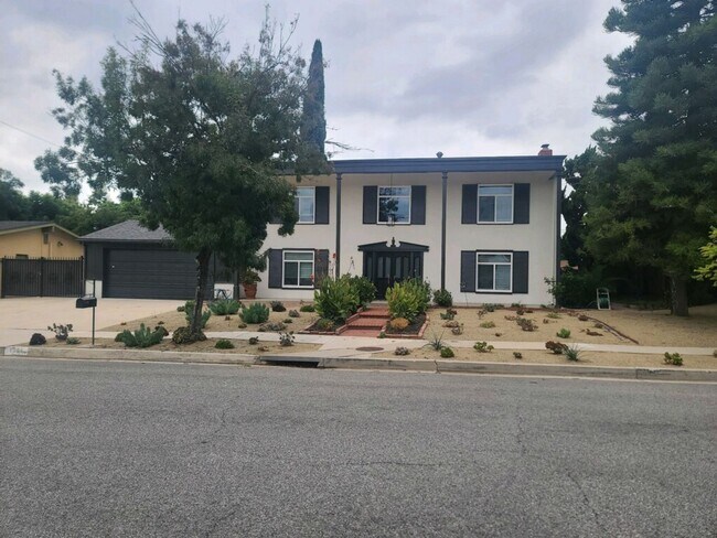 Building Photo - Captivating Colonial-Style 2-story 5 bedro...