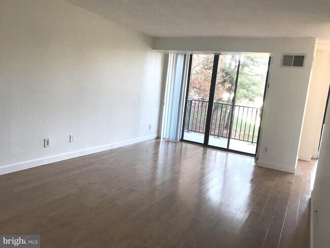 Building Photo - 2300 Pimmit Dr