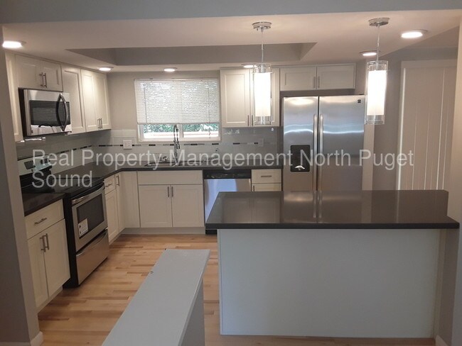 Foto del edificio - 13221 Beverly Park Rd