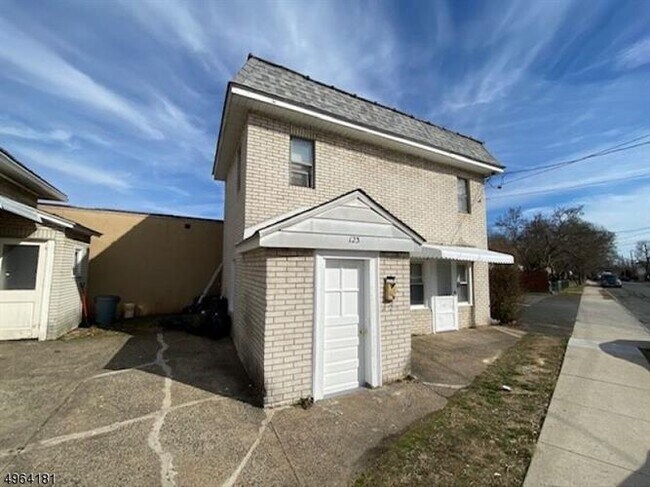 Building Photo - 123 Kossuth St
