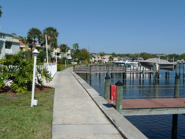 Paseo fluvial - 2424 W Tampa Bay Blvd