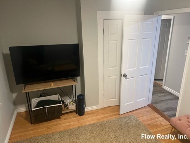 Building Photo - REALLY NICE 2 BED IN SOMERVILLE!!!