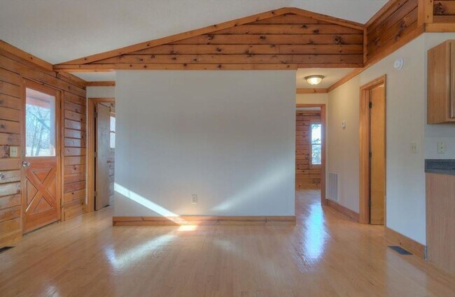 Foto del edificio - Available for the 2026-2027 lease term.