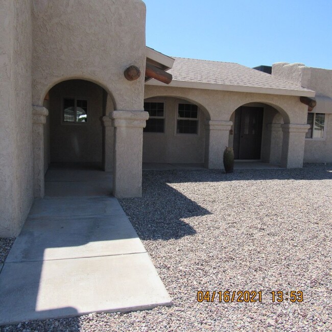 Foto del edificio - 3 bedroom 2 bath 2 car garage side RV parking