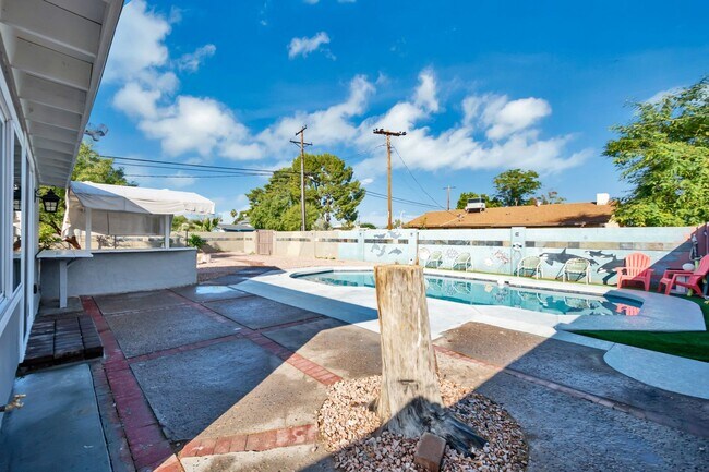 Building Photo - Spacious 6-Bedroom, 3-Bath Pool Home Near ASU Campus