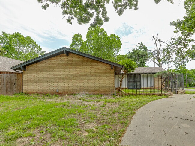 Foto del edificio - 1700 N Alexander Ln