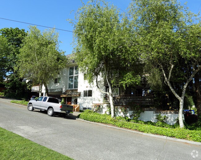 Building Photo - 4345 32nd Ave W