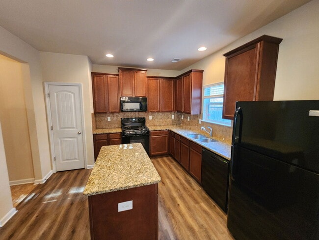 Foto del edificio - 2385 Capella Cir SW