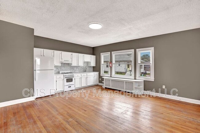 Foto del edificio - 44 Dover Ave