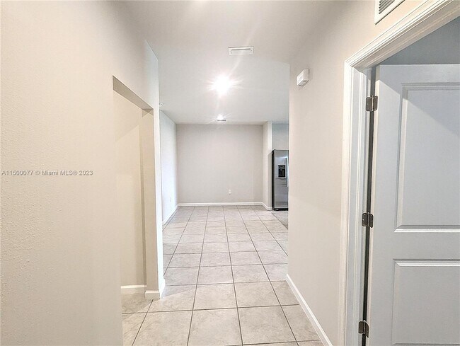 Building Photo - 850 Persimmon Pl