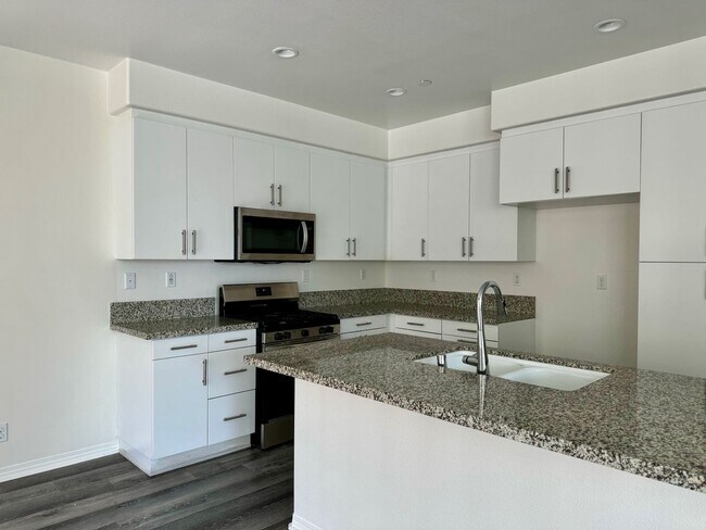 Building Photo - 2 Bedroom Anaheim Townhome