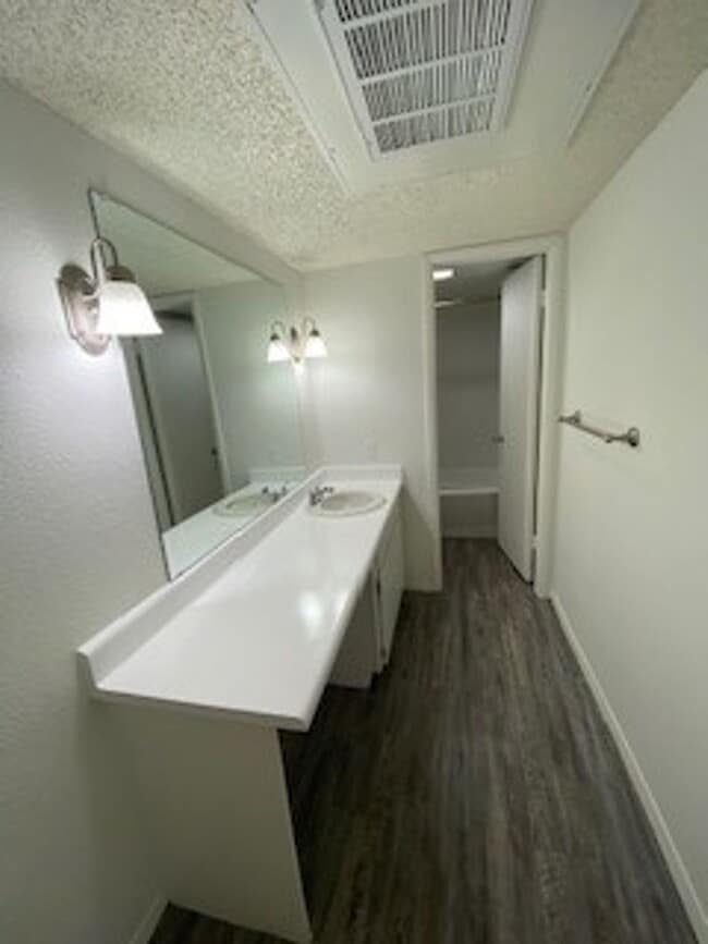 Oaks Apartments Apartments in Austin, TX