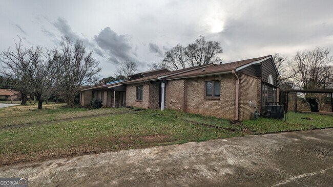 Building Photo - 1511 Stoneleigh Cir