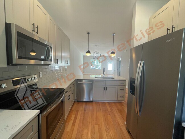 Building Photo - Beautiful 2 Bedroom 2.5 Bath Townhome with...