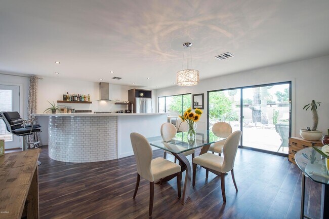 Foto del edificio - 3732 E Glenrosa Ave