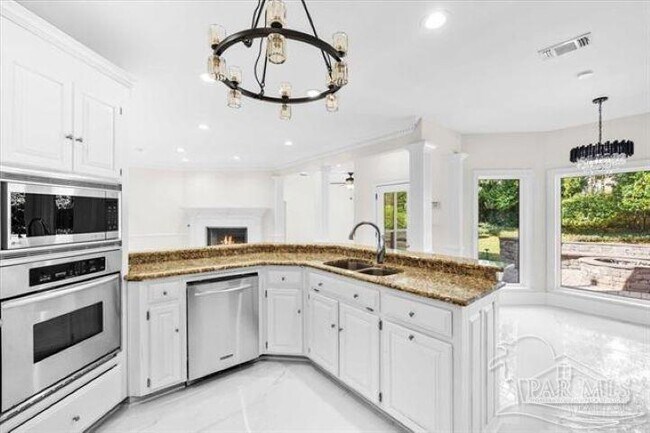 Building Photo - 4700 Bohemia Dr