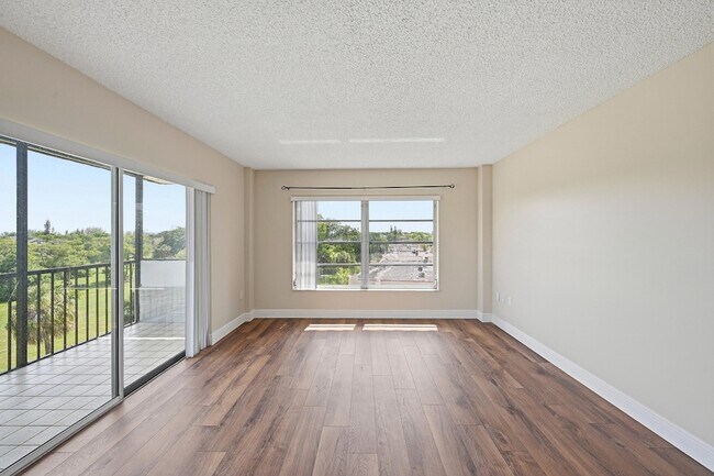 Building Photo - 4158 Inverrary Dr