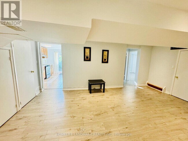 Photo du bâtiment - 272 Essex Ave