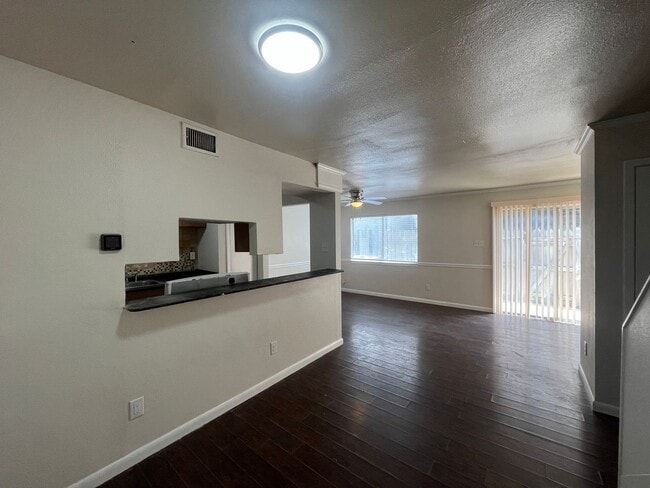 Foto del edificio - Two Story South Side Townhome