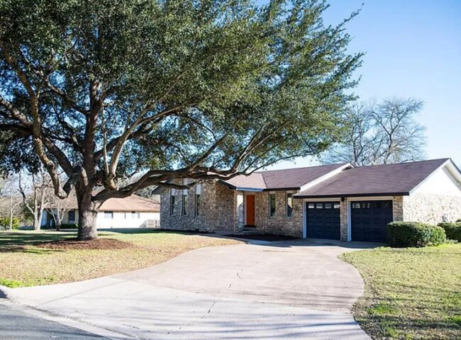 Foto del edificio - 305 Whitetail Dr