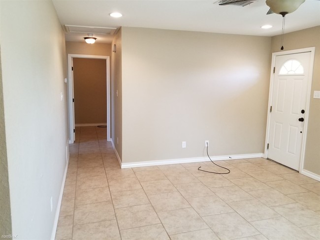 Building Photo - 1 br, 1 bath House - 413 W Dengar Ave