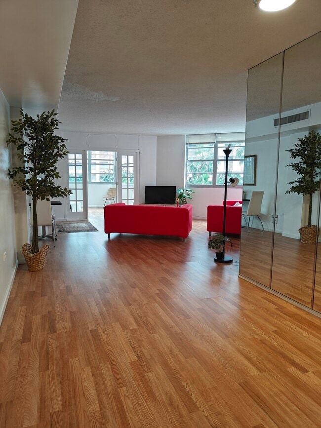 Building Photo - 825 brickell bay Dr