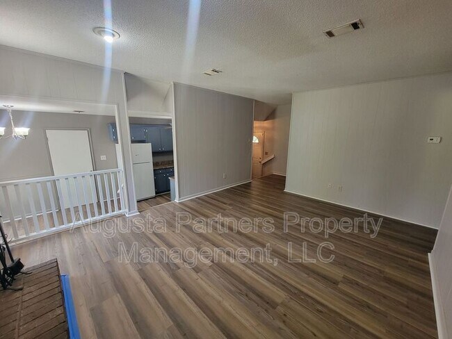 Foto del edificio - 3737 Woodcock Dr