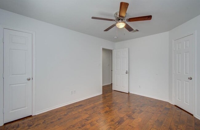 Building Photo - 926 E Heights Hollow Ln