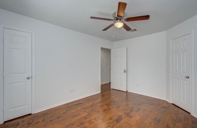 Foto del edificio - 926 E Heights Hollow Ln