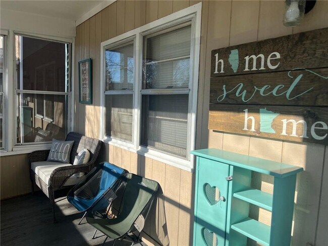 Building Photo - 869 Geranium Ave E