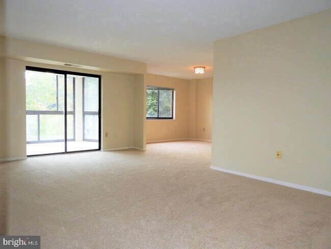 Building Photo - 15100 Interlachen Dr