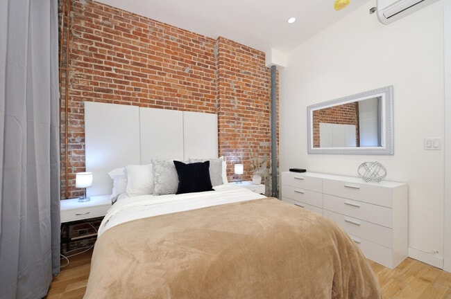 Building Photo - 353 W 46th St