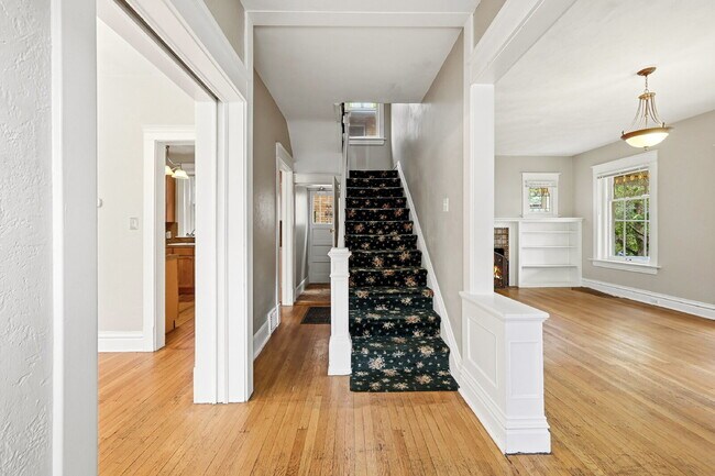 Foto del edificio - $4,820.95 with $300 off the first month's rent, 5 Beds - 5 Bath, Single Family Home in Denver wit...